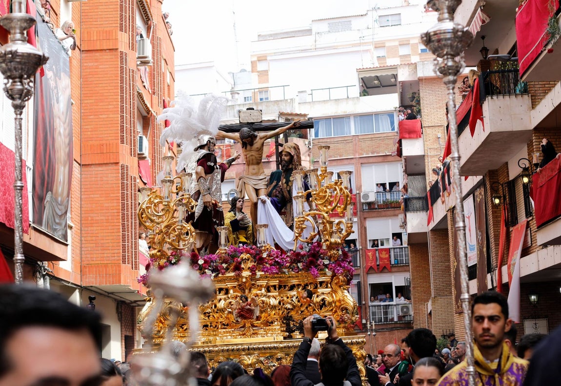 Viernes Santo: La Fe tiñe de burdeos las calles de Huelva