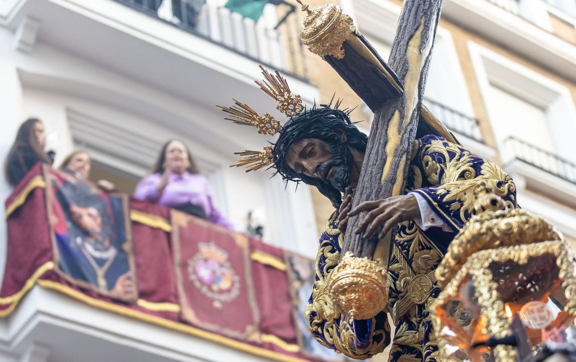 Madrugá de Huelva: Éxtasis de felicidad con el Nazareno y su Madre de la Amargura