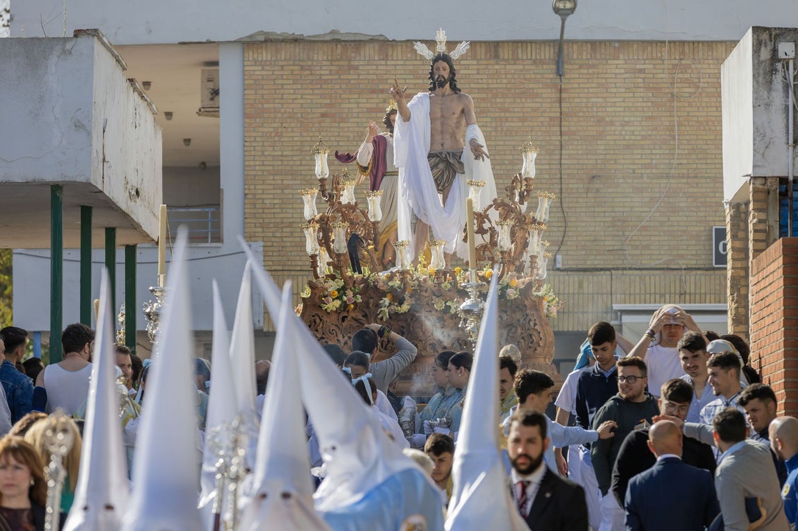 La procesión del Resucitado de Huelva, en imágenes