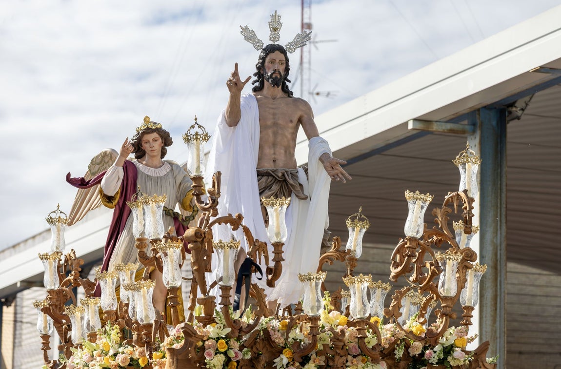 La procesión del Resucitado de Huelva, en imágenes