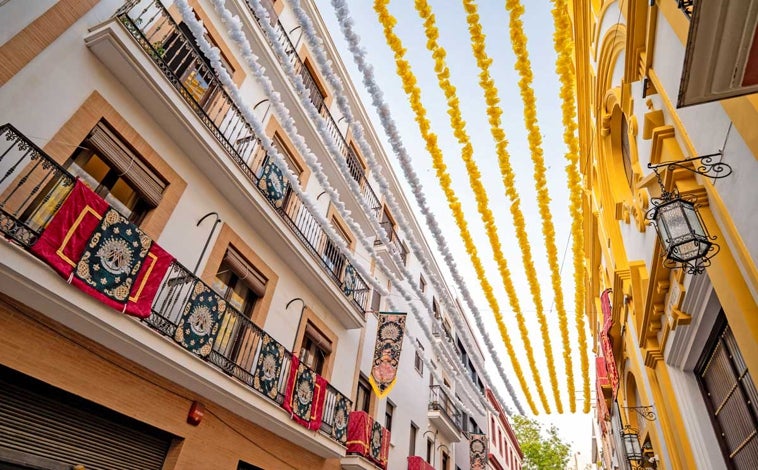 Imagen principal - Huelva se viste de gala para el aniversario de la coronación de la Virgen de la Esperanza