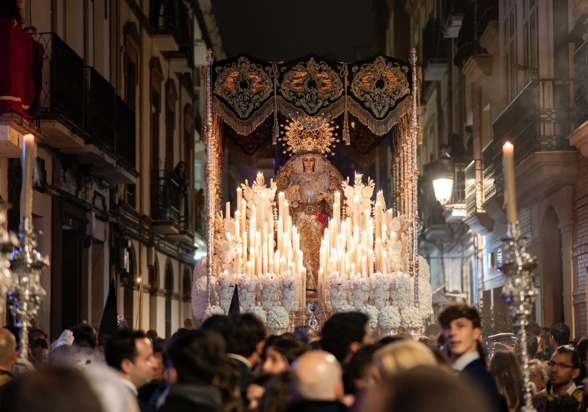 La Virgen de la Esperanza, por la calle Miguel Redondo