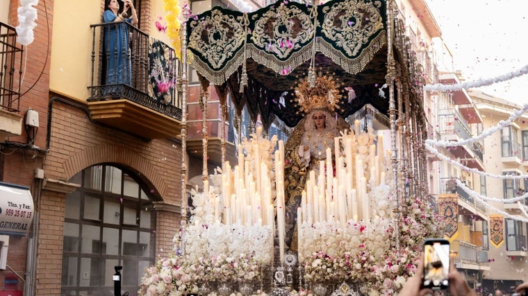 Lluvia de pétalos sobre el palio