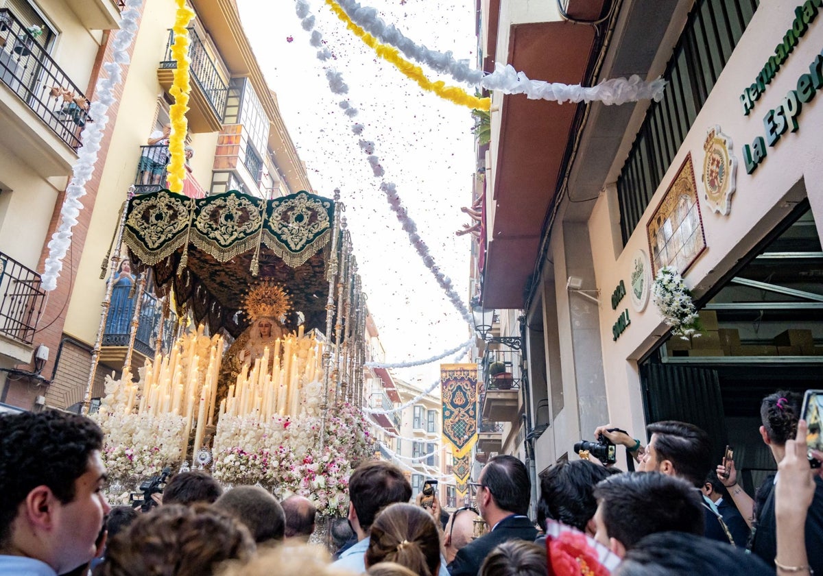 El palio al paso por el local de su obra social