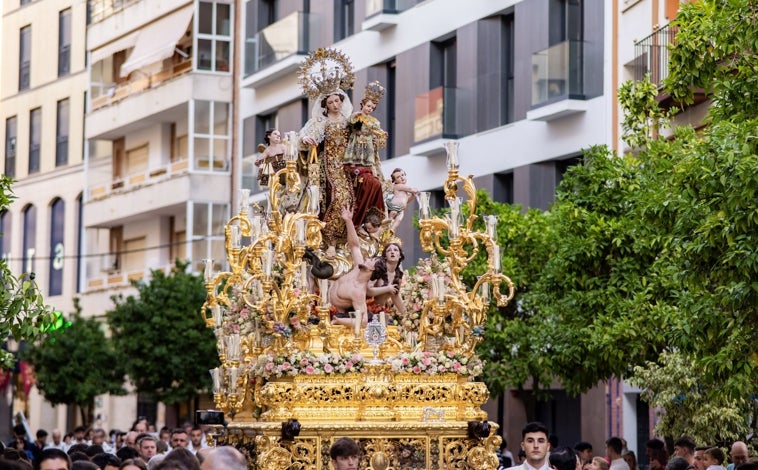 Imagen principal - Instantes de la procesión del Carmen por el centro de la ciudad