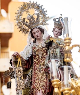 Imagen secundaria 2 - Instantes de la procesión del Carmen por el centro de la ciudad