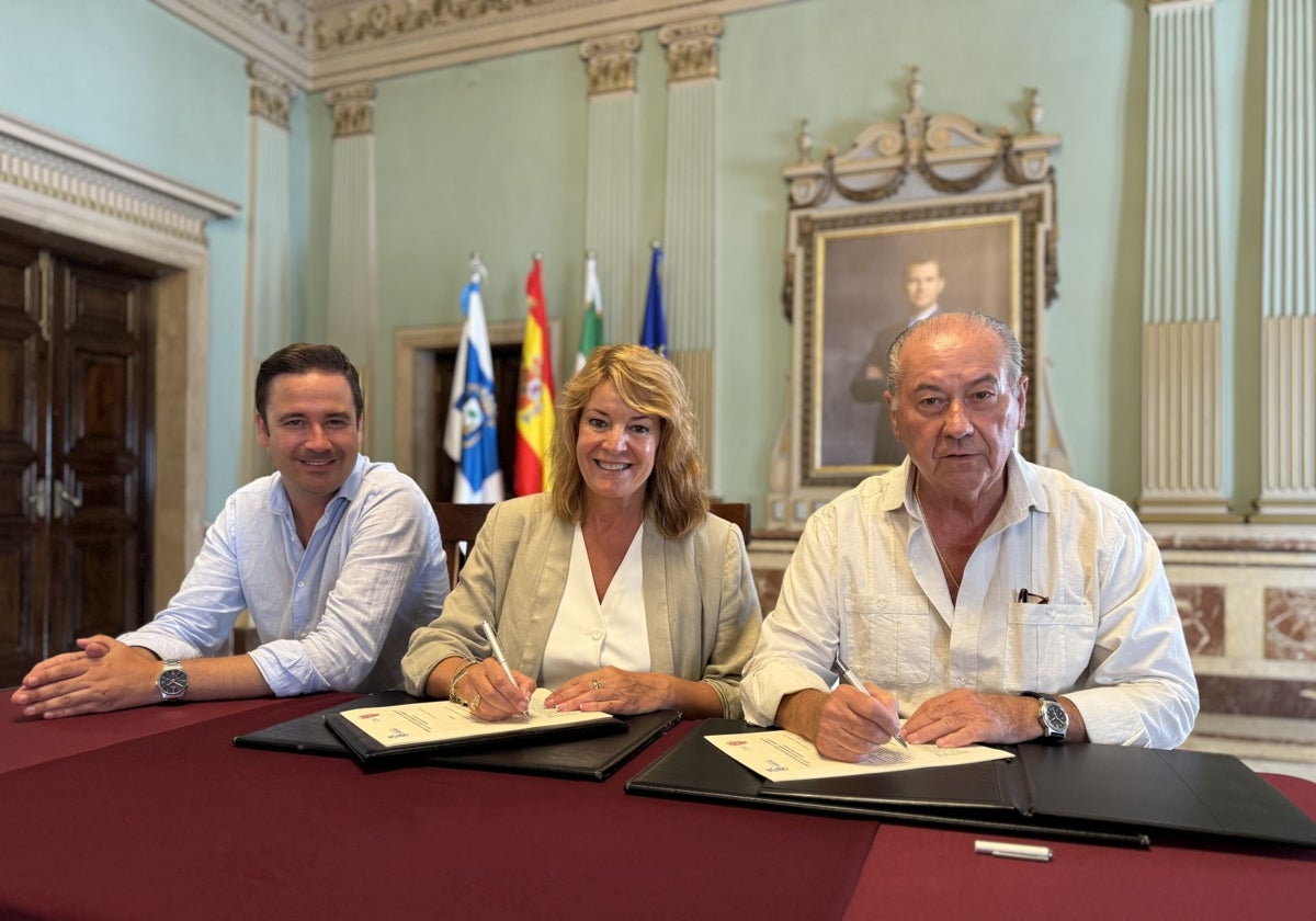 Firma del convenio del Ayuntamiento y el Consejo de Hermandades