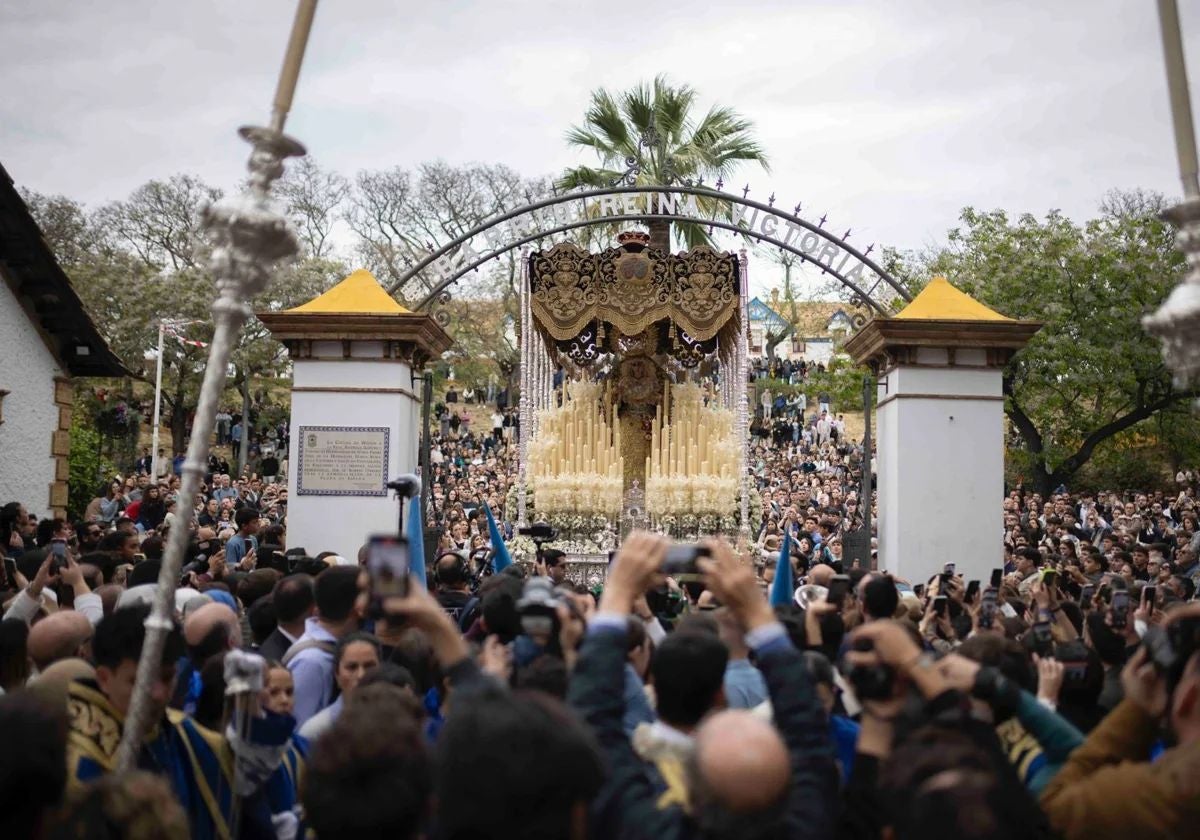 Miles de personas acompañan este pasado Miércoles Santo al palio de la Victoria