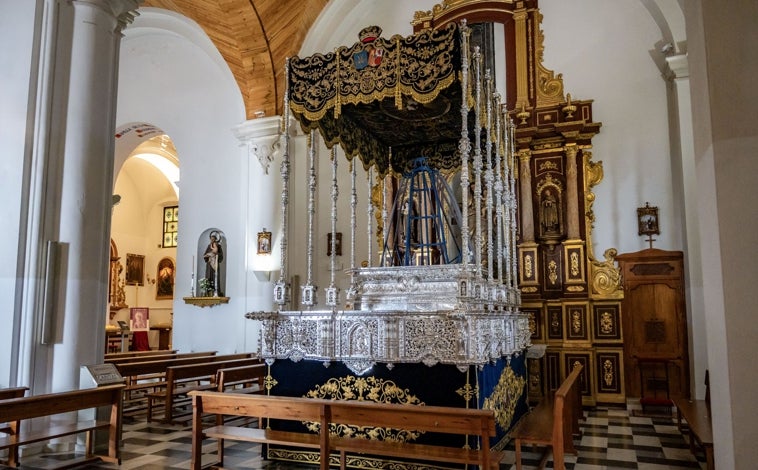 Imagen principal - El palio de la Virgen de la Amargura en el interior de la Concepción / Ensayo de la cuadrilla de costaleros de la Virgen del Rosario / Ensayo de la Victoria por las calles del Polvorín