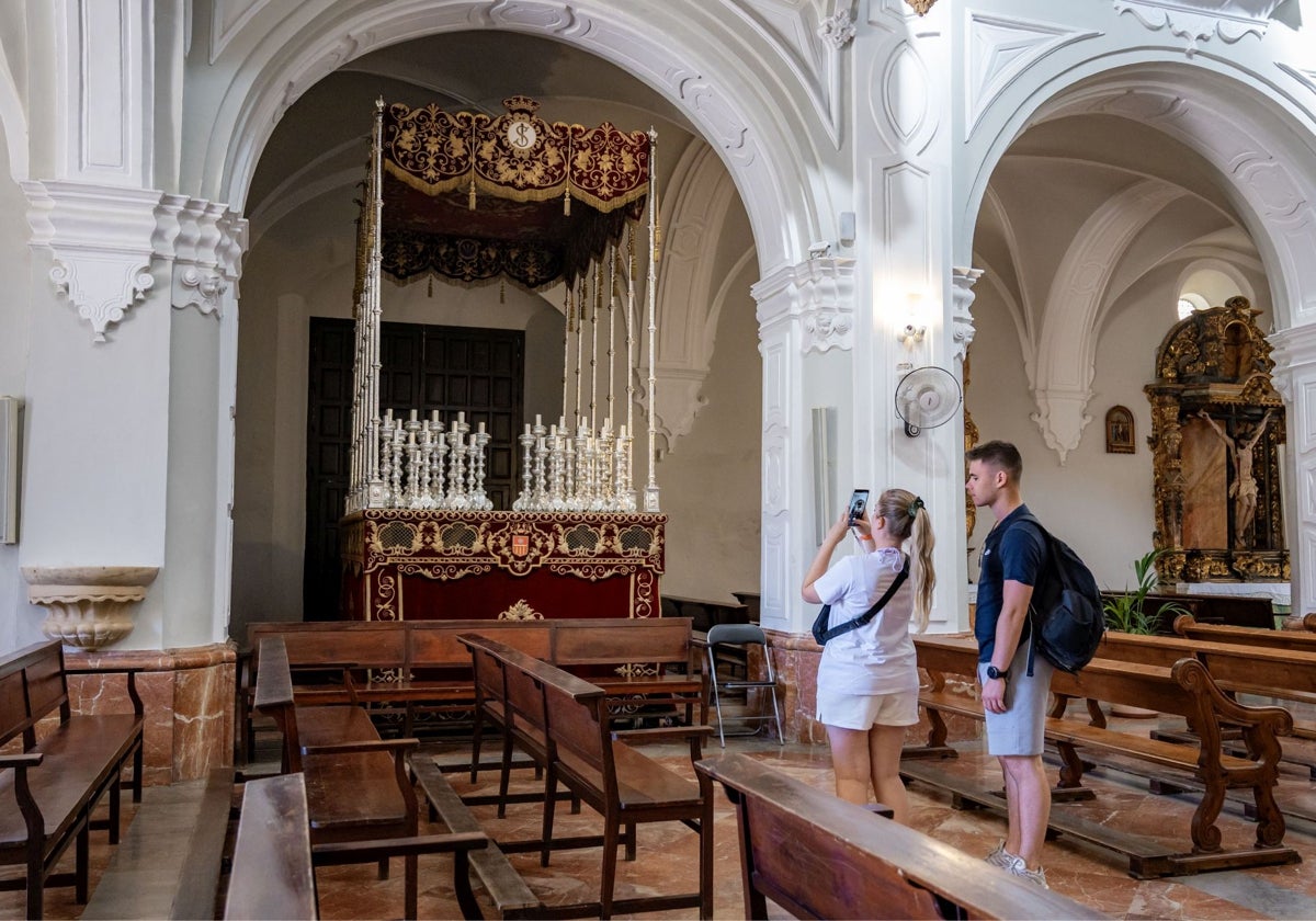 Turistas contemplan el paso de la Virgen de los Dolores de los Judios