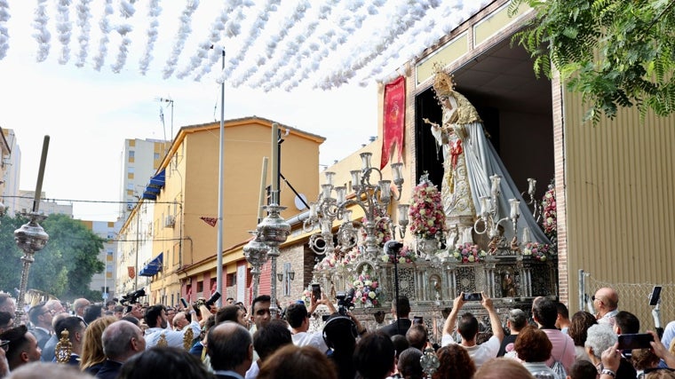 Momento de la histórica salida de la Virgen de la Salud este sábado