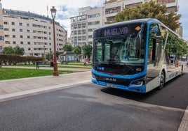 Autobús de Emtusa por el centro de Huelva
