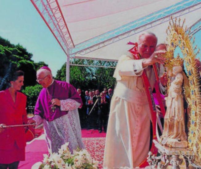 Juan Pablo II coronando a la Virgen de Los Milagros en 1993