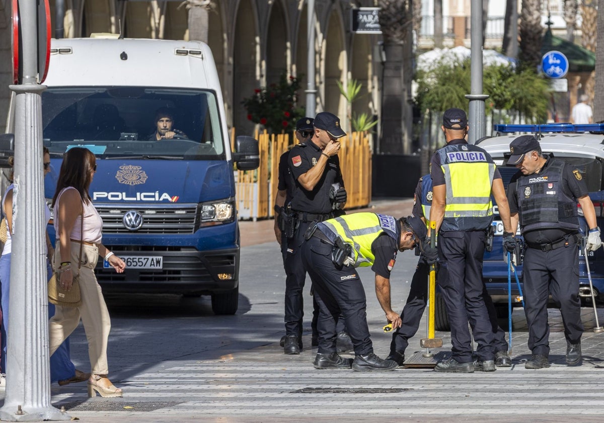 Varios agentes de la Policía Nacional inspeccionando las alcantarillas de la Gran Vía esta mañana