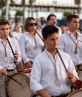 Imagen secundaria 2 - Magna Mariana: Una marea humana acompañó a los Milagros a su llegada a Huelva