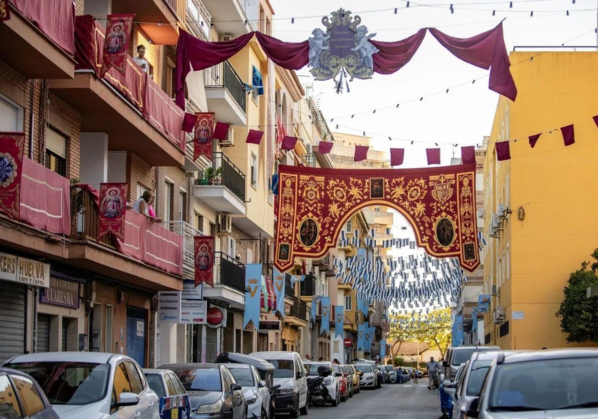 El barrio del Polvorín ya está engalanado para vivir el intenso desfile procesional del sábado