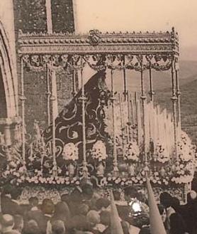 Imagen secundaria 2 - Arriba, la Esperanza Macarena de Sevilla bajo el palio de plata de Isaura. Abajo, dos imágenes del Mayor Dolor de Aracena con el palio que supuestamente perteneció a La Macarena