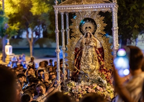 Imagen secundaria 1 - La patrona de Moguer recorrió las calles en sus andas de romería y ya se encuentra en El Polvorín tras ser acompaáda en su traslado por una multitud