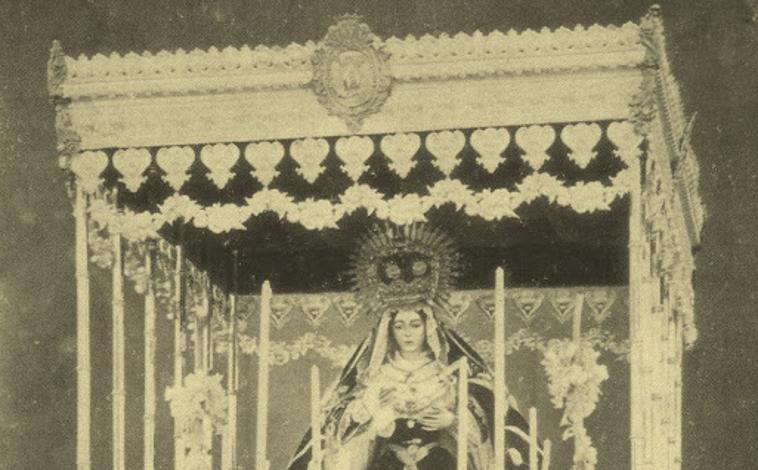 Imagen principal - Arriba, la Esperanza Macarena de Sevilla bajo el palio de plata de Isaura. Abajo, dos imágenes del Mayor Dolor de Aracena con el palio que supuestamente perteneció a La Macarena