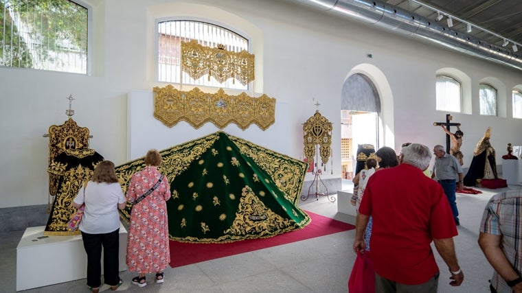 Muestra de piezas bordadas en la exposicion Mater Mea