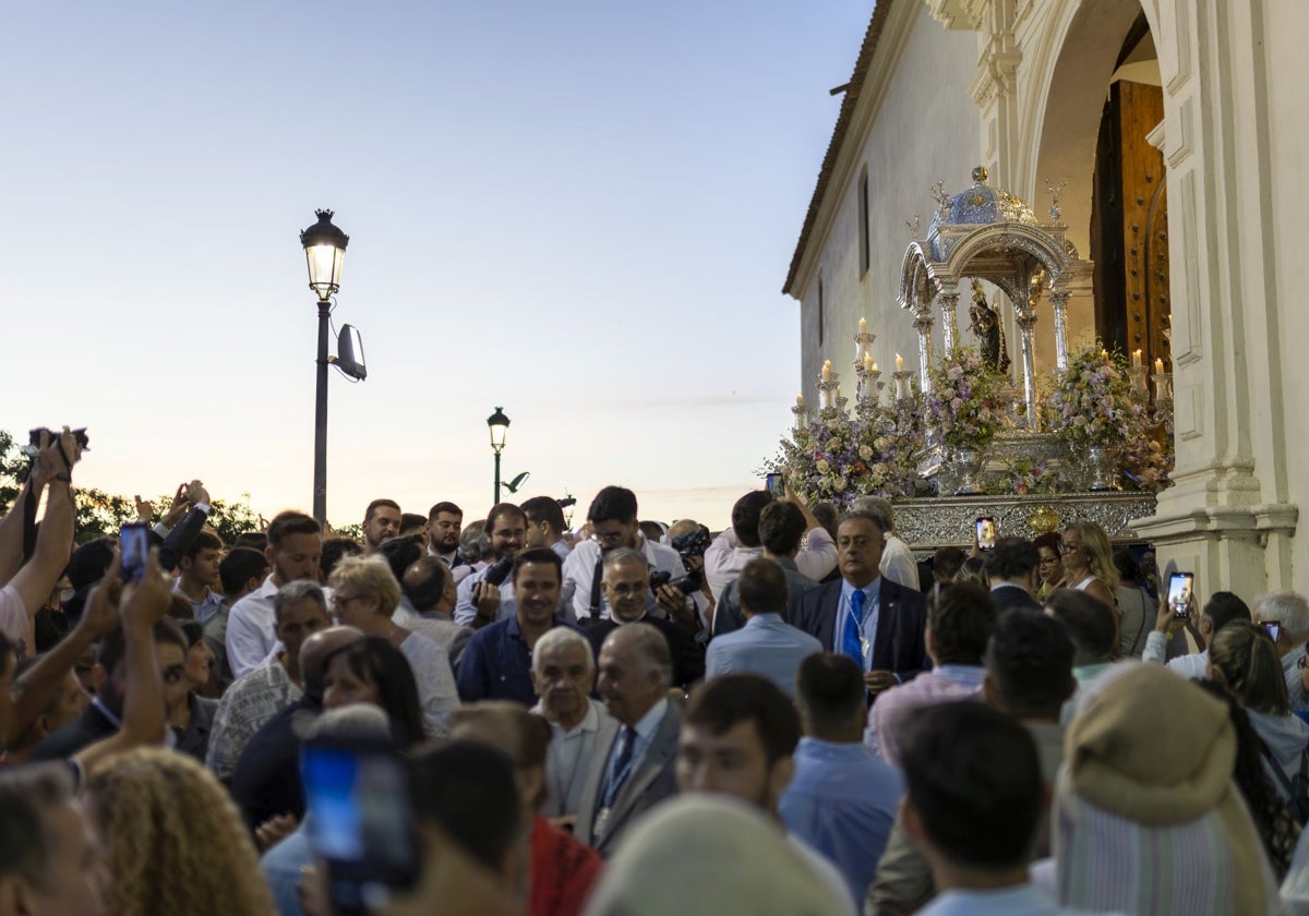 La Virgen de la Cinta vitoreada por los onubenses a la salida de la Parroquia de San Pedro