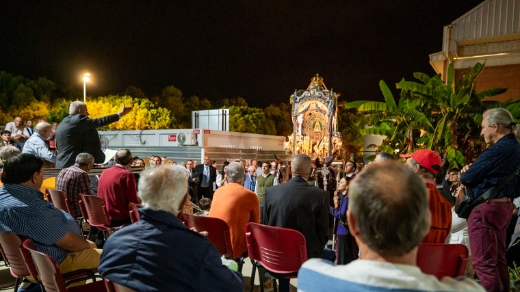 La residencia para personas mayores de La Orden recibió con cantes al Simpecado