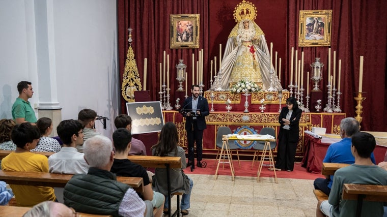 El acto contó con la presencia de la bordadora Dolores Fernández