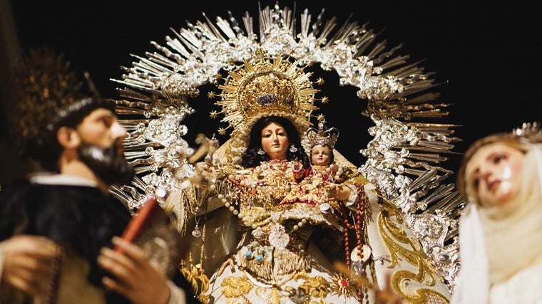 La Virgen del Rosario junto a Santo Domingo de Guzman y Santa Catalina de Siena