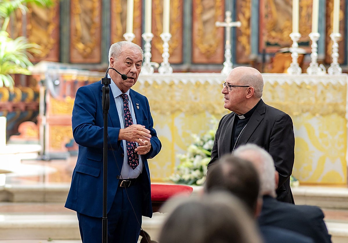 El presidente del Consejo de Hermandades en un acto junto al obispo de Huelva