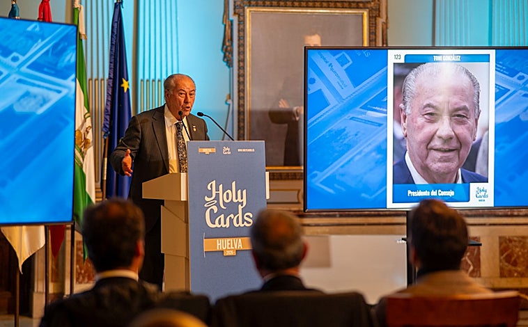 Imagen principal - El presidente del Consejo de Hermandades, Antonio González, tomó la palabra en un acto con la presencia de muchas autoridades