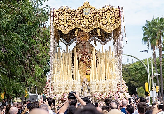 La Virgen del Rosario en procesión.