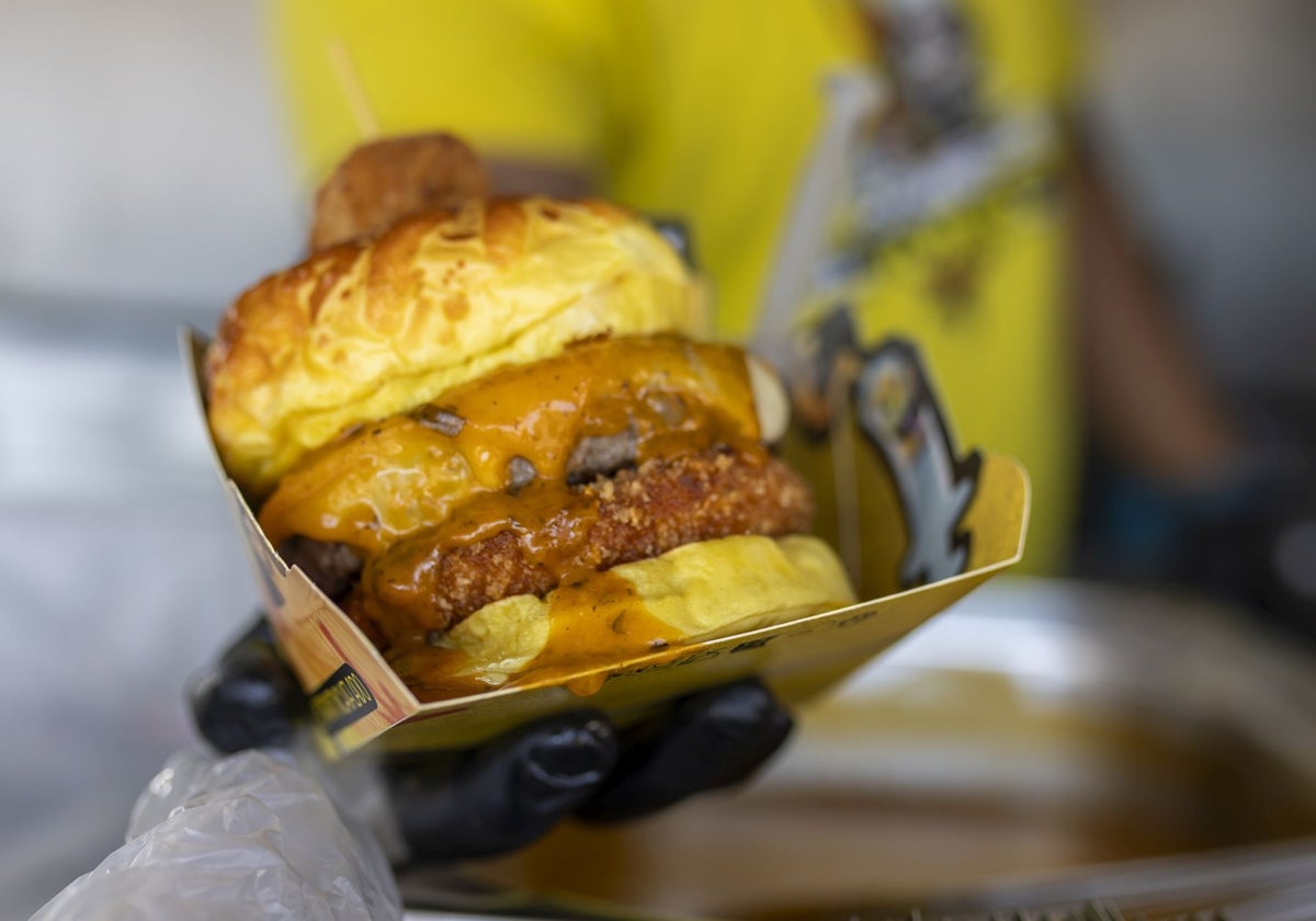 Una de las variedades de hamburguesa que se pueden degustar durante estos días en Huelva