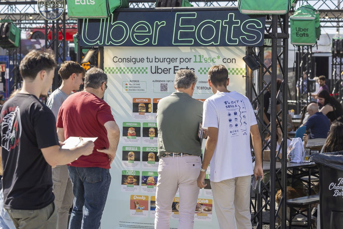 Las mejores imágenes del desembarco de The Champions Burger en Huelva
