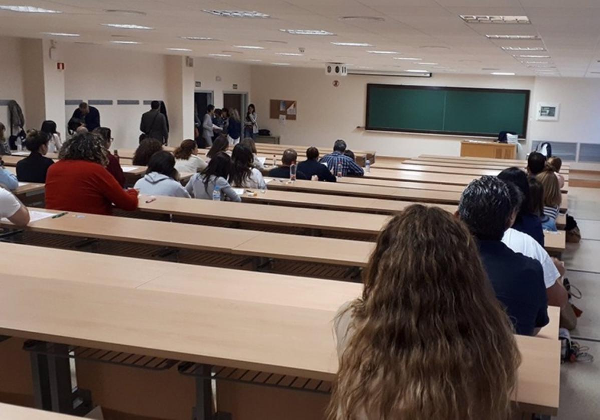 Varios alumnos durante un examen