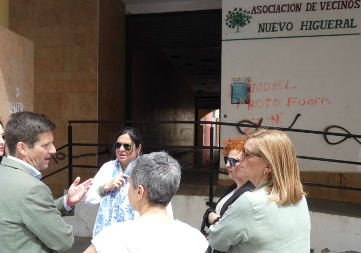 La visita de los miembros de Ciudadanos al barrio de Nuevo Higueral