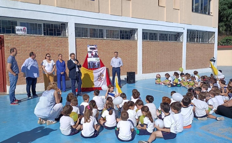 Imagen principal - lLa Asociación de Antiguos Alumnos de Los Maristas ha recordado la efeméride con un sencillo acto en el patio del colegio, en el lugar donde aterrizó el Papa hace 30 años