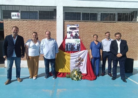 Imagen secundaria 1 - lLa Asociación de Antiguos Alumnos de Los Maristas ha recordado la efeméride con un sencillo acto en el patio del colegio, en el lugar donde aterrizó el Papa hace 30 años