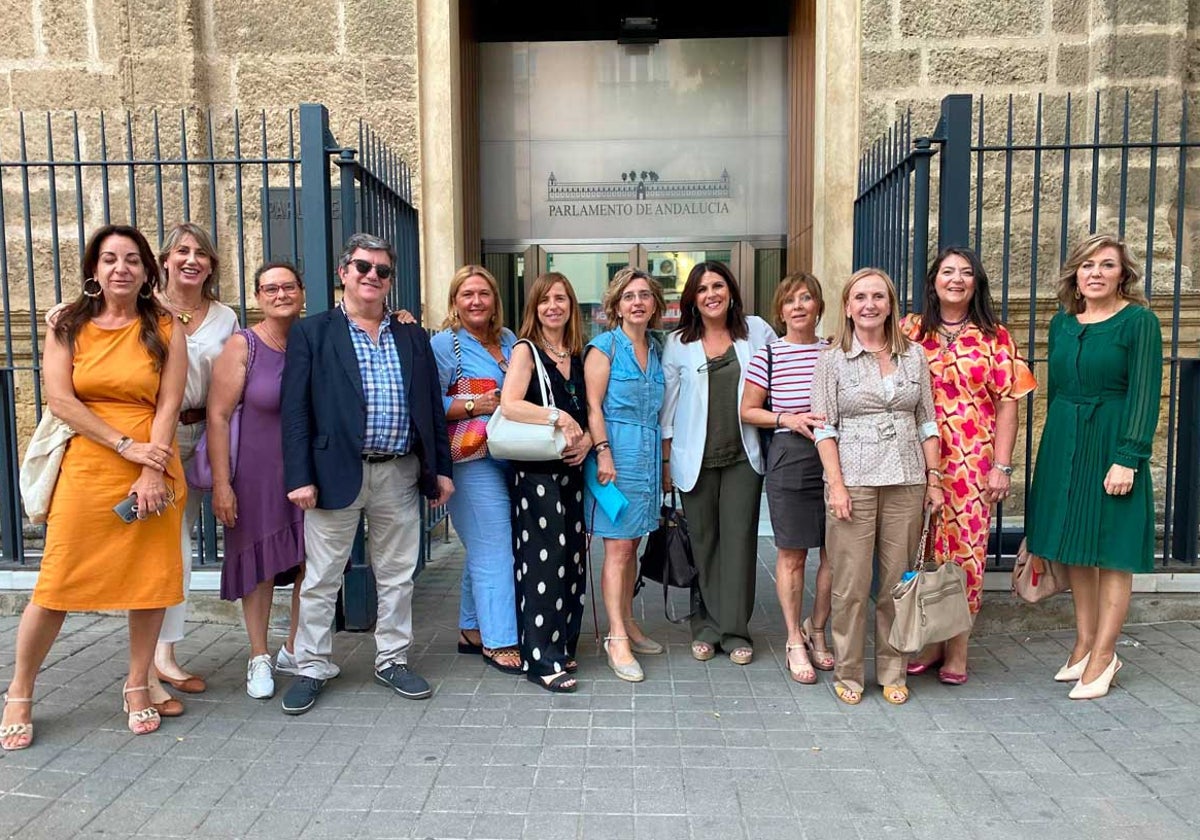 El grupo de abogadas a las puertas del Parlamento