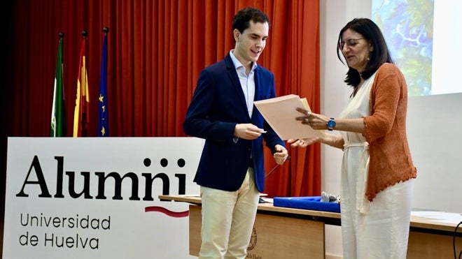 María Antonia Peña con uno de los alumnos premiados