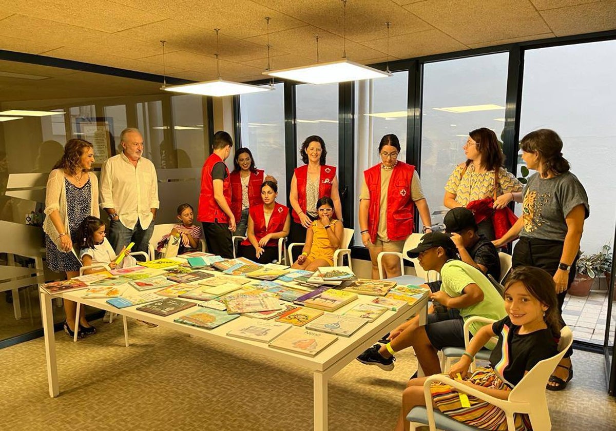 La visita de los niños del Campamento de Cruz Roja Huelva a la Biblioteca de la Diputación Provincial