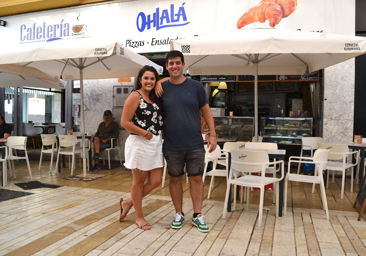 Juan Marcilla y Luisina Itubide, frente al Ohlalá, que regentan desde hace un año