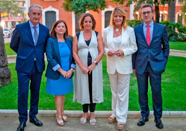 La nueva responsable (segunda por la izquierda) junto a la consejera, la alcaldesa y otros cargos colegiales
