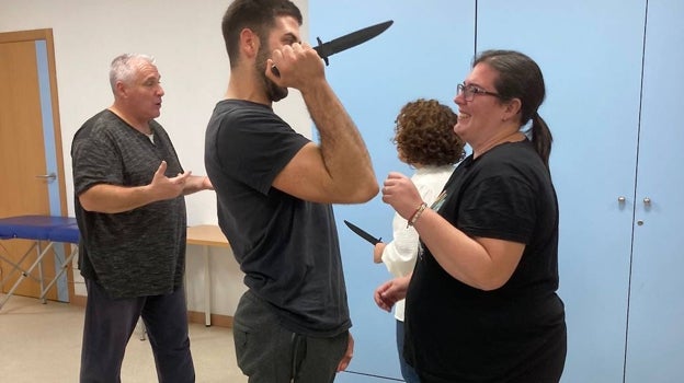 Profesionales de la enfermería aprenden defensa personal para responder ante posibles agresiones