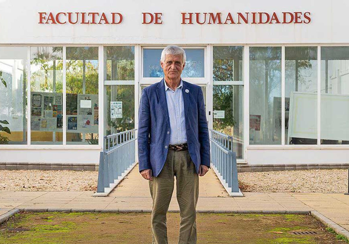 El catedrático en la facultad donde ha desarrollado su labor