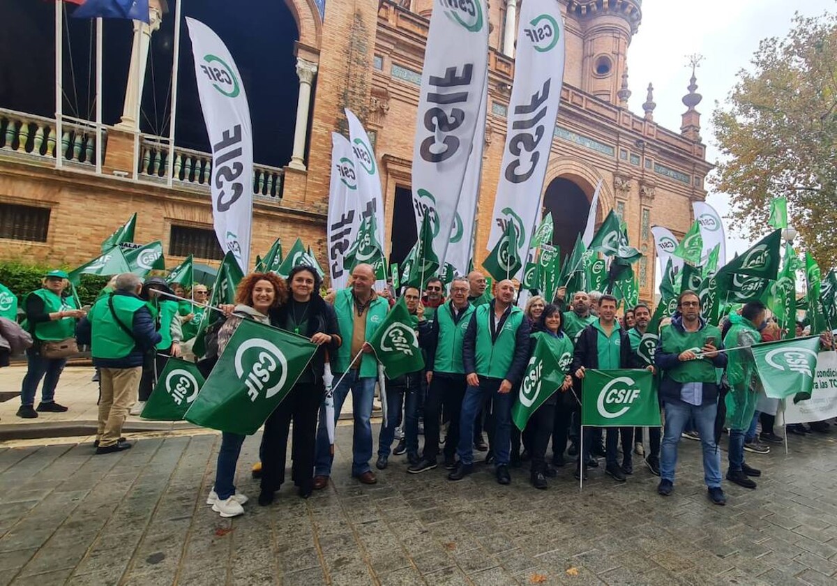Los miembros del sector de Sanidad del sindicato CSIF en Huelva que han ido a la concentración de Sevilla