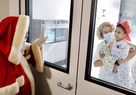 Papá Noel lleva la emoción a las unidades de Pediatría y Oncología del Hospital Juan Ramón Jiménez de Huelva