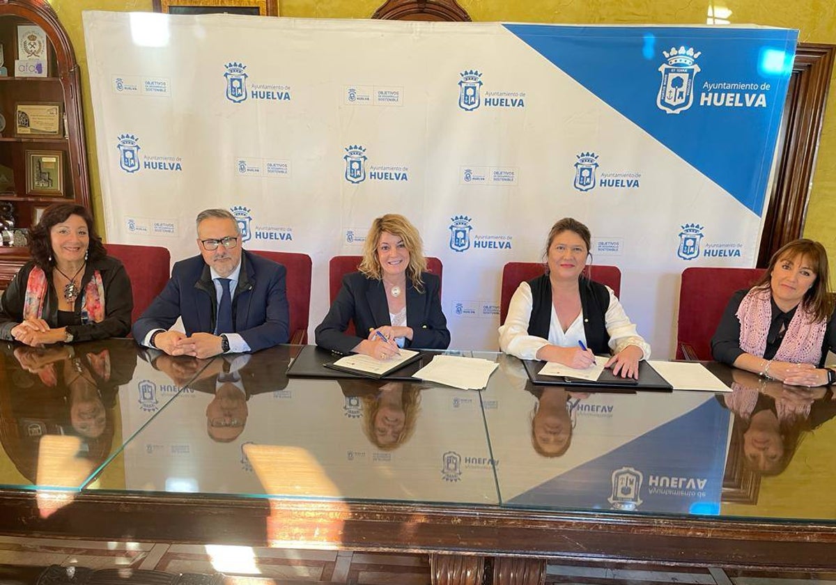 Firma del acuerdo entre el Ayuntamiento de Huelva y Cruz Roja