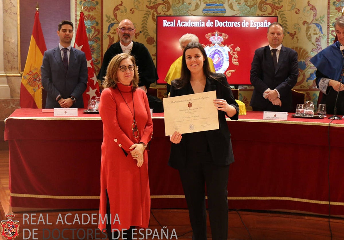 Mónica Bonilla otorgados con el galardón otorgado por la Real Academia de Doctores de España