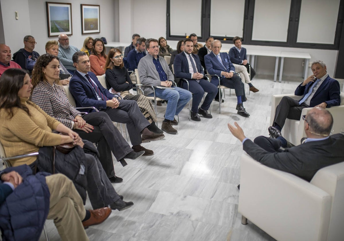 Los asistentes al coloquio de Alberto García Reyes y Juanjo Borrero en la Fundación Cajasol
