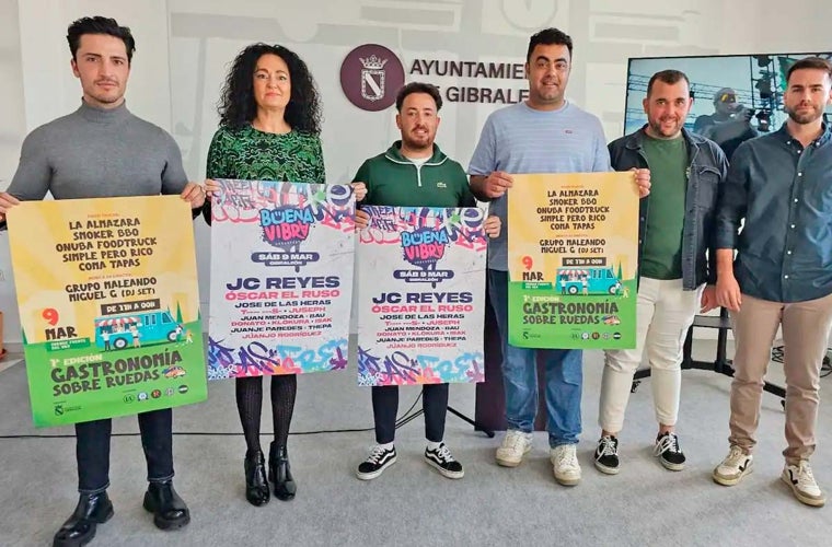Los organizadores, junto a la alcaldesa de Gibraleón, en la presentación del festival